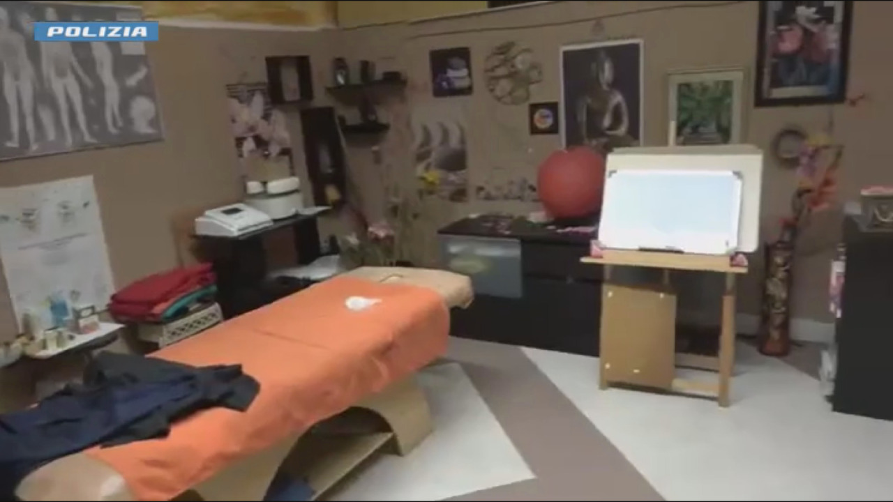 Arresti domiciliari per un finto medico che abusava delle pazienti