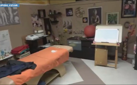 Arresti domiciliari per un finto medico che abusava delle pazienti