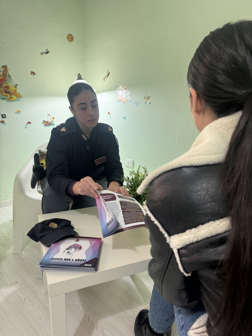 Fermato il titolare del bar dopo la denuncia di una giovane donna per violenza