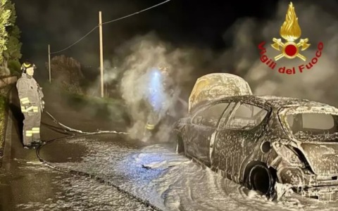 Incendi dolosi a Prato: distrutti dieci veicoli in una notte