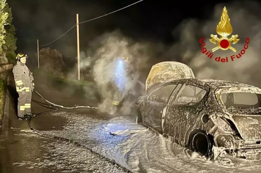 Incendi dolosi a Prato: distrutti dieci veicoli in una notte