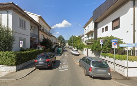 Incidente stradale in via Serchio: un’auto si ribalta dopo il collisione con altri veicoli