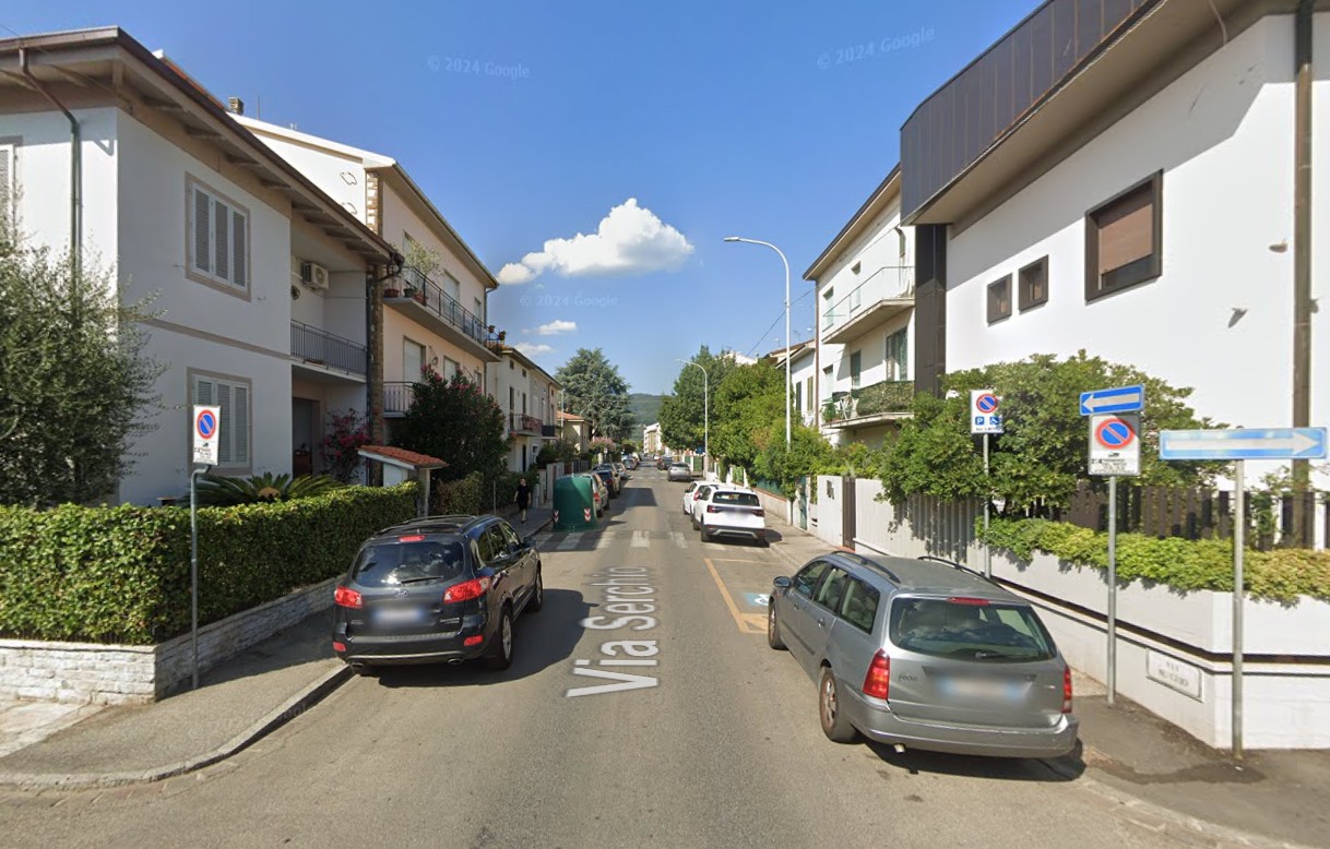 Incidente stradale in via Serchio: un’auto si ribalta dopo il collisione con altri veicoli