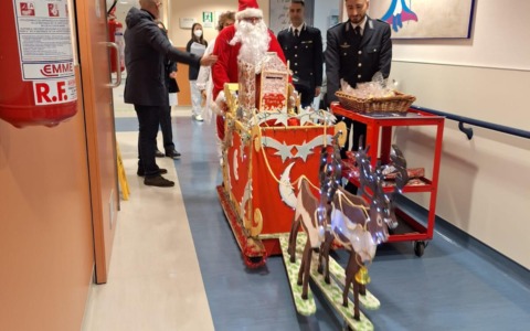 La Polizia Penitenziaria di Prato porta doni ai bambini della Pediatria