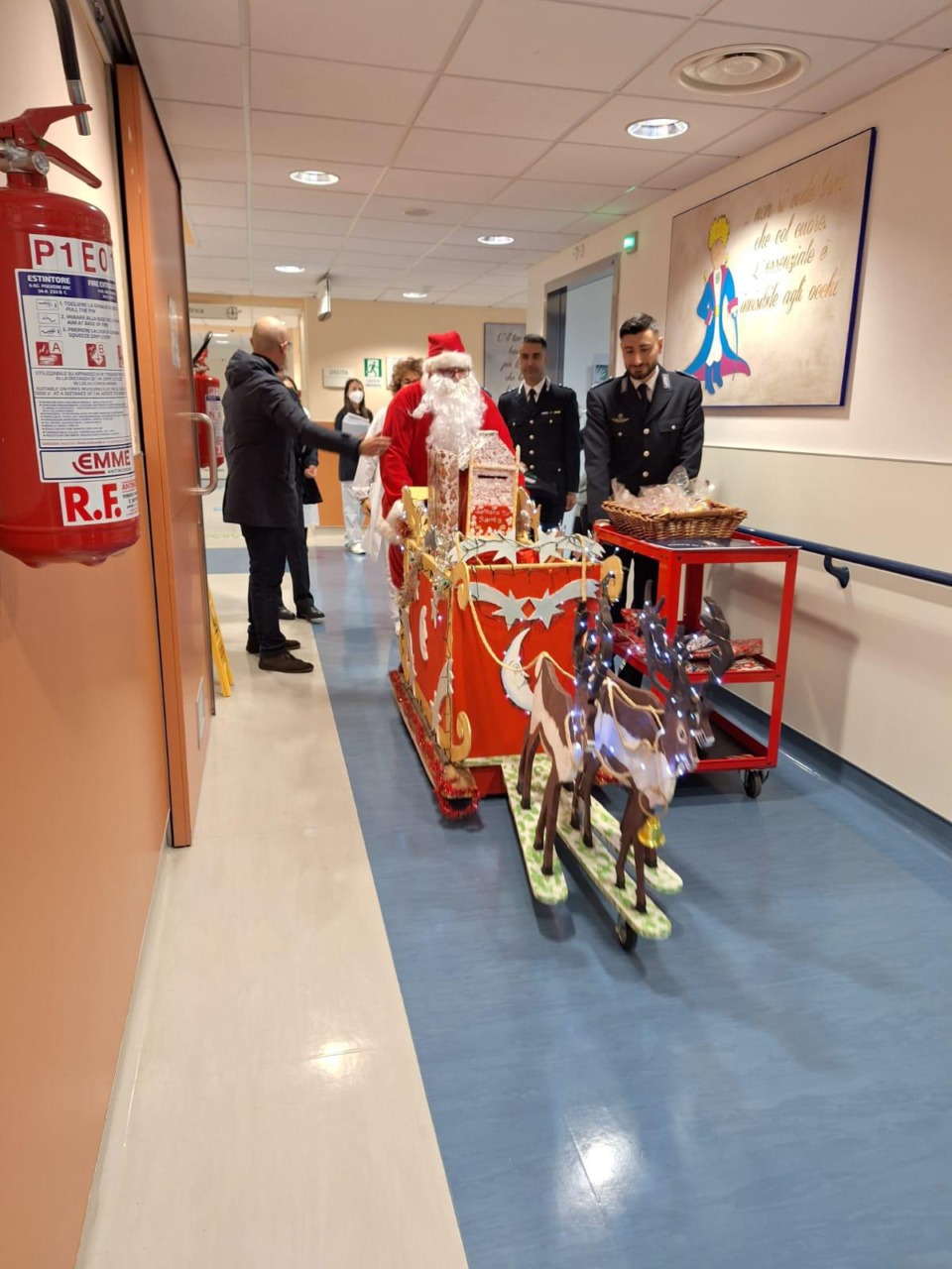 La Polizia Penitenziaria di Prato porta doni ai bambini della Pediatria