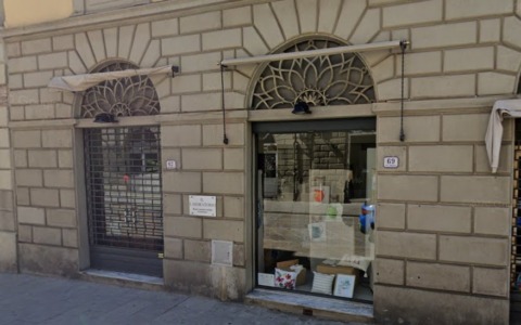 Prato in piazza contro la chiusura del laboratorio della Fondazione Caritas