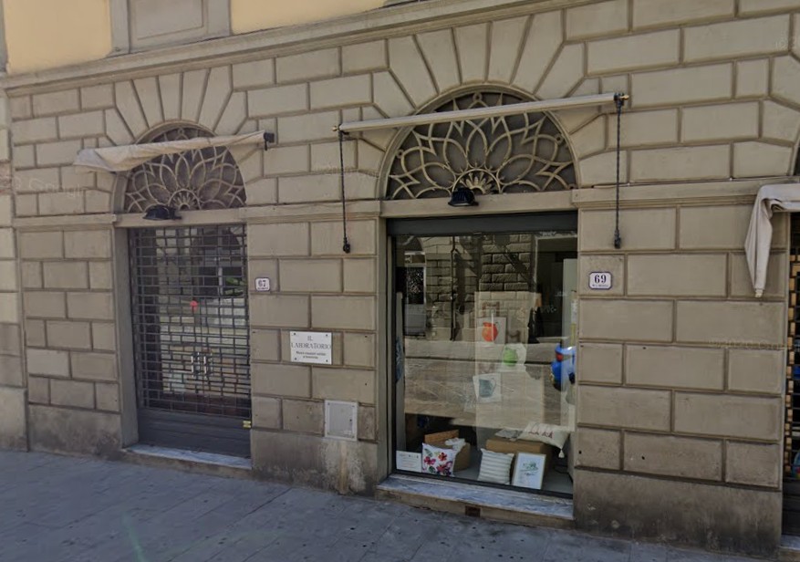 Prato in piazza contro la chiusura del laboratorio della Fondazione Caritas