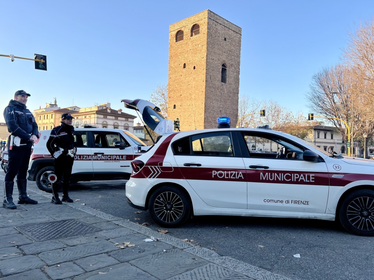 Un giovane di 26 anni a Prato evade un posto di blocco e provoca un incidente