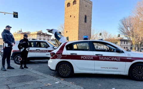 Un giovane di 26 anni a Prato evade un posto di blocco e provoca un incidente