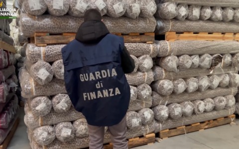 Contrabbando di tessuti dalla Cina: sequestrati 10 milioni di euro in merce