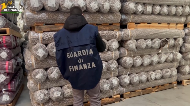 Contrabbando di tessuti dalla Cina: sequestrati 10 milioni di euro in merce