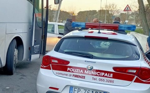 Prato, denunciati due uomini per scarico illegale di scarti tessili