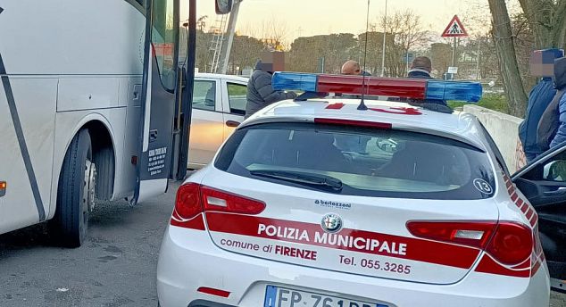 Prato, denunciati due uomini per scarico illegale di scarti tessili