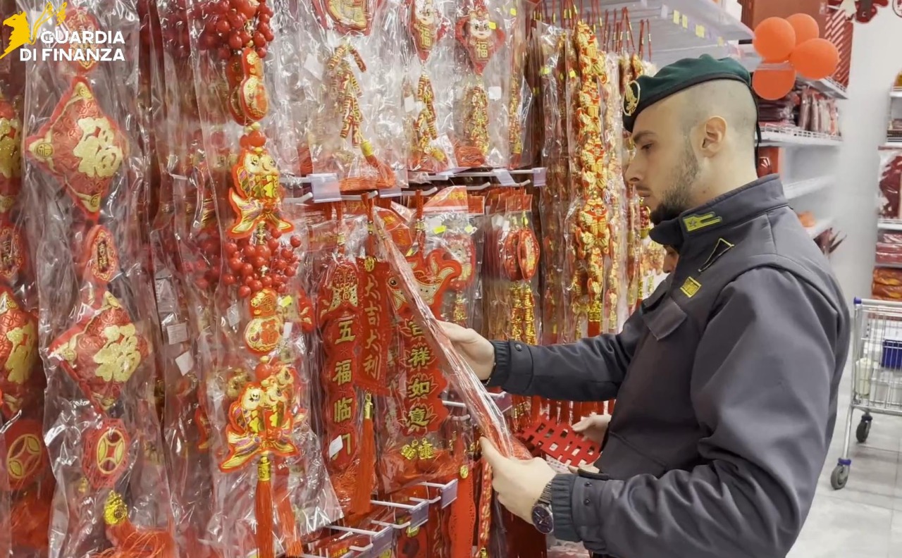 Sequestro di oltre 47mila articoli contraffatti nel Macrolotto Zero da parte della Finanza
