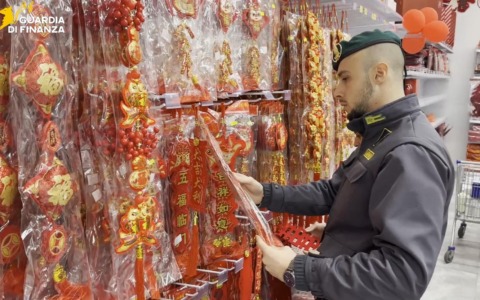 Sequestro di oltre 47mila articoli contraffatti nel Macrolotto Zero da parte della Finanza