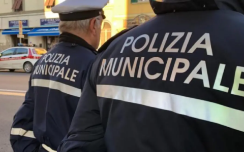 Aggressione e rapina di monopattino a Prato: arrestato un 20enne, denunciato un 17enne