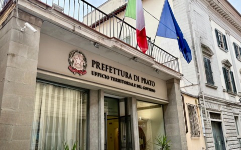 Operazione interforze a Prato: 32 lavoratori in nero e dormitori abusivi tra i macchinari