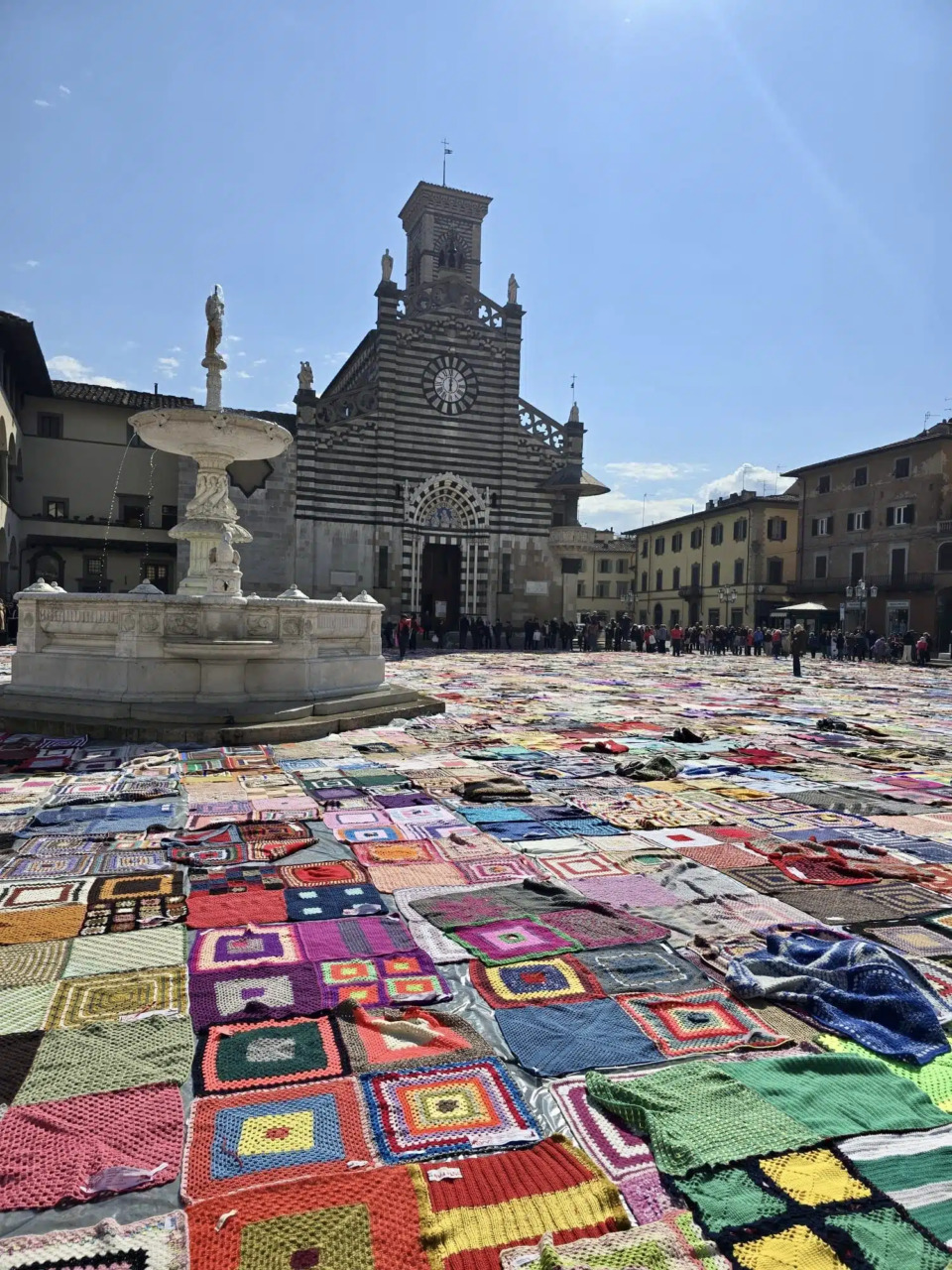 Viva Vittoria: Prato ospita migliaia di coperte in piazza del Duomo