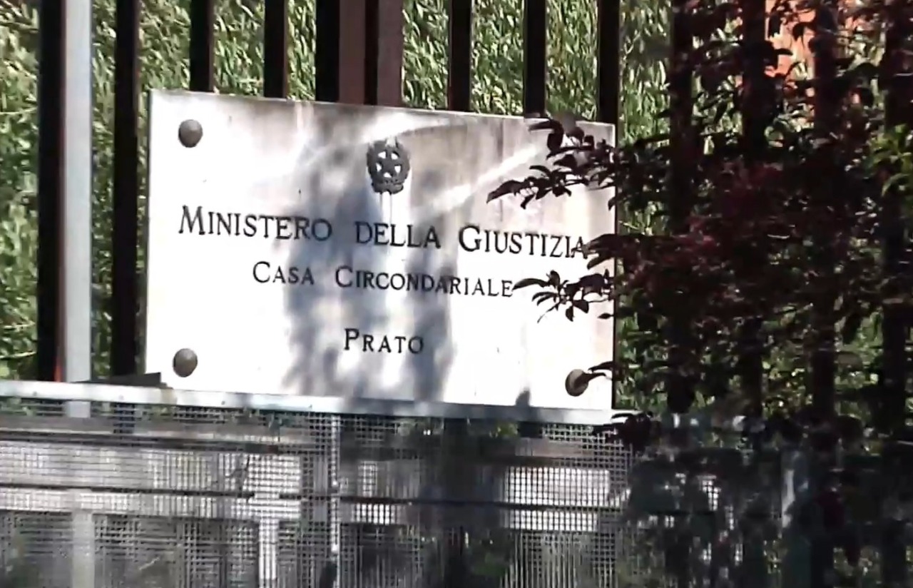 Due uomini fermati mentre tentavano di lanciare droga nel carcere della Dogaia